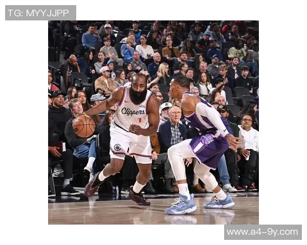 快船与国王激战正酣半场比分紧咬小卡与科林斯表现抢眼